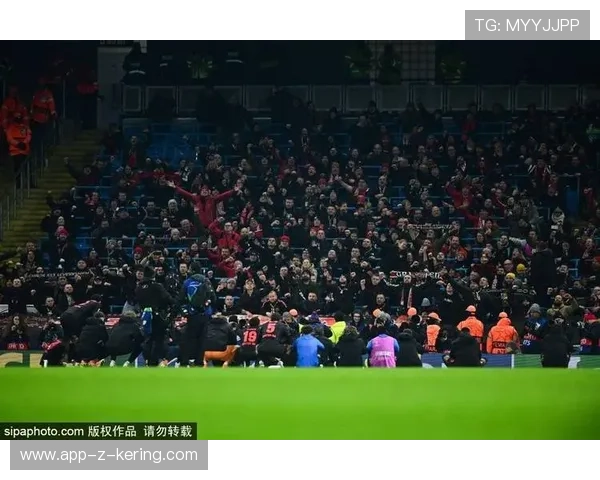 哈兰德偶遇老球迷并赠球，温情画面被无限转发