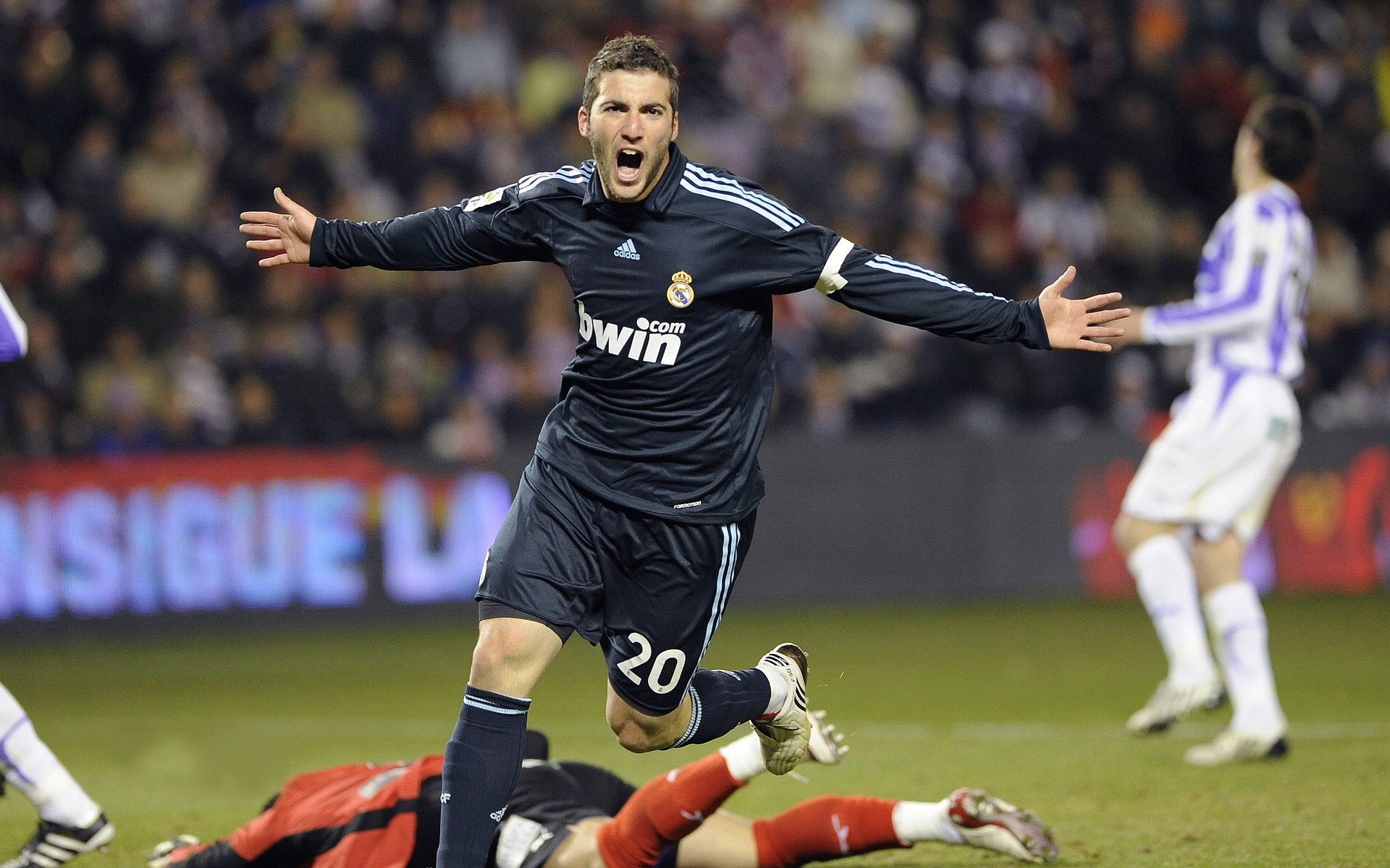 开云体育娱乐-本泽马关键进球，皇马绝杀巴塞罗那